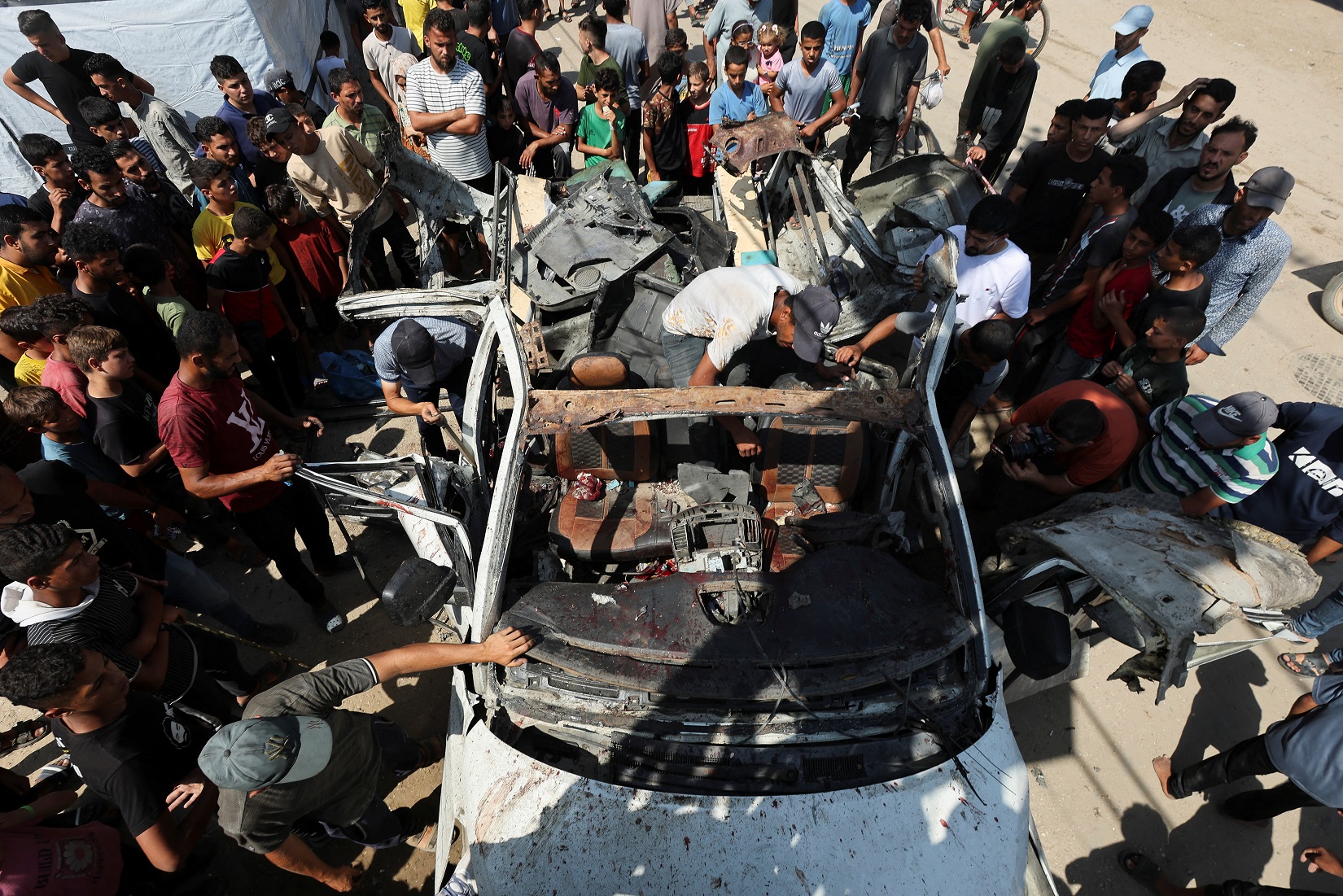 Rescaldo de um ataque israelense a um veículo em Deir Al-Balah, no centro da Faixa de Gaza
04/06/2024
REUTERS/Ramadan Abed