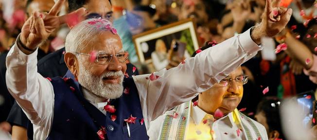 Modi acena a apoiadores em Nova Délhi 4/6/2024 REUTERS/Adnan Abidi