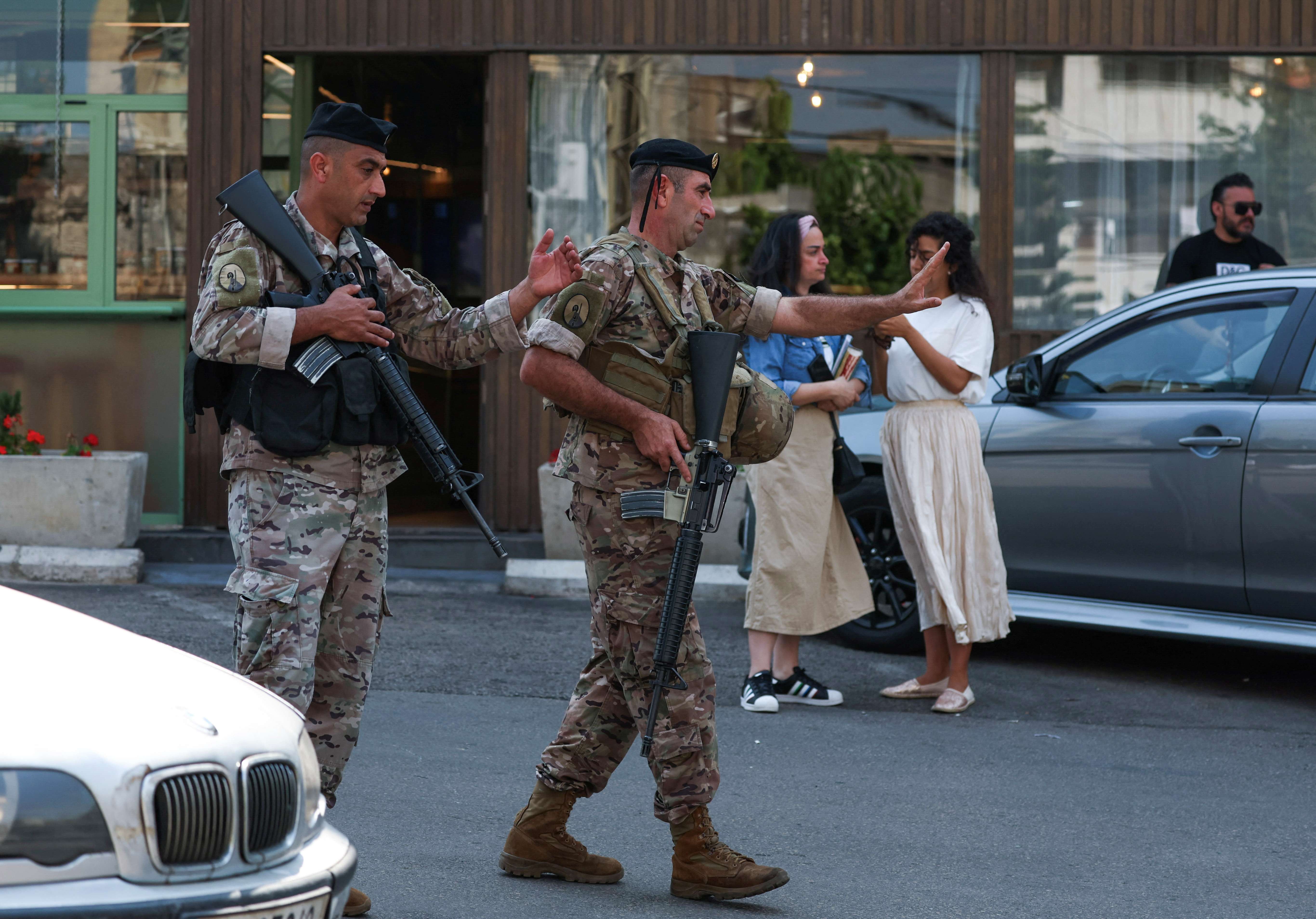 Soldado libanês faz sinal ao isolar área ao redor da embaixada dos EUA, em Awkar, no Líbano - 05/06/2024 (Foto: Mohamed Azakir/Reuters)
