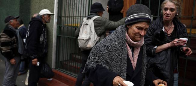 Mulher recebe alimento de igreja em Buenos Aires 31/05/2024 REUTERS/Agustin Marcarian