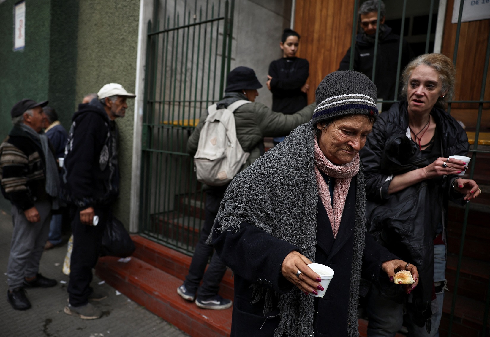 Mulher recebe alimento de igreja em Buenos Aires
31/05/2024 REUTERS/Agustin Marcarian