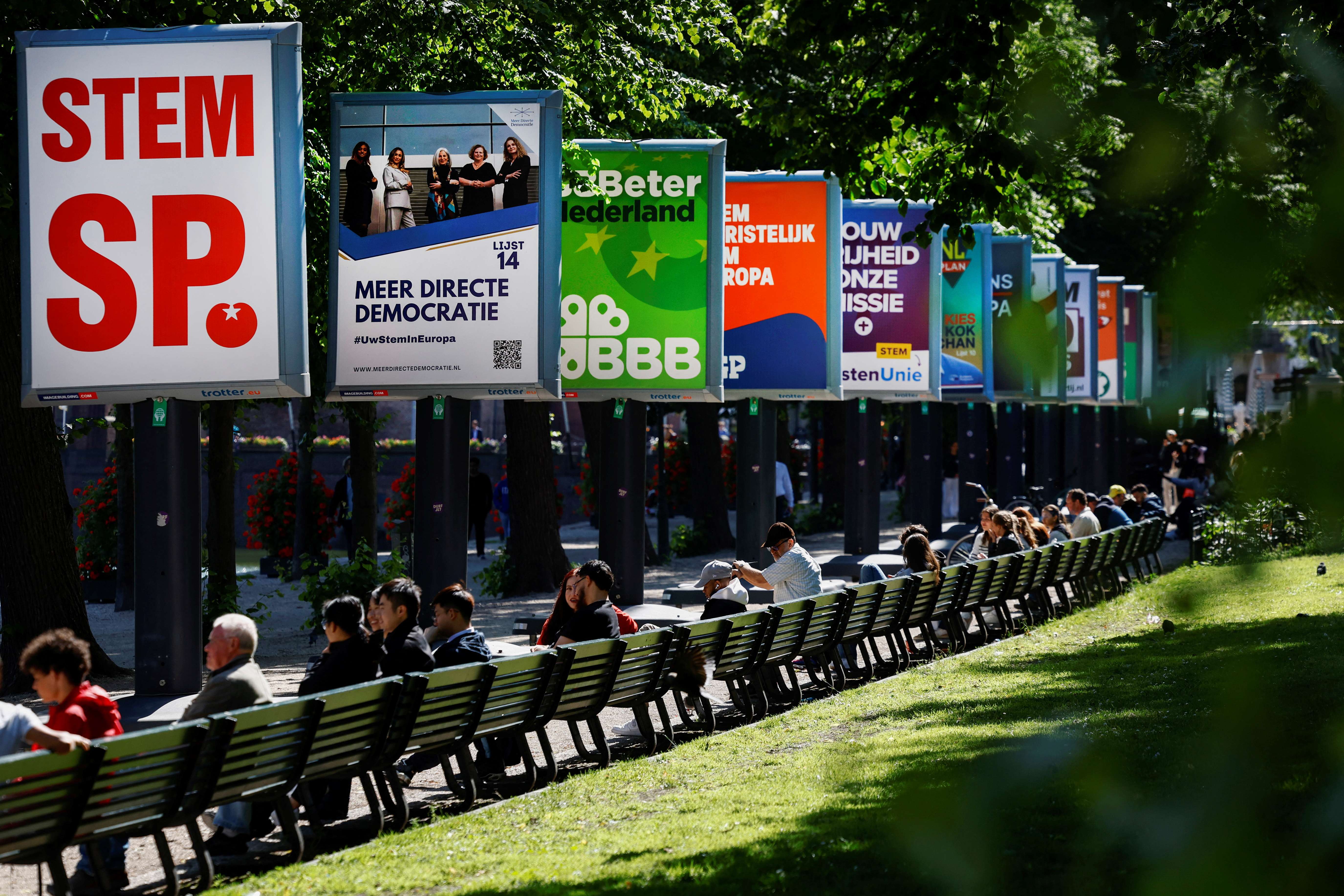 Cartazes de campanha em Haia, na Holanda, antes de eleições para o Parlamento Europeu  - 05/06/2024 (Foto: Piroschka van de Wouw/Reuters)