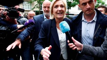 Marine Le Pen é cercada por jornalistas ao chegar à sede do partido RN em Paris (REUTERS/Gonzalo Fuentes)