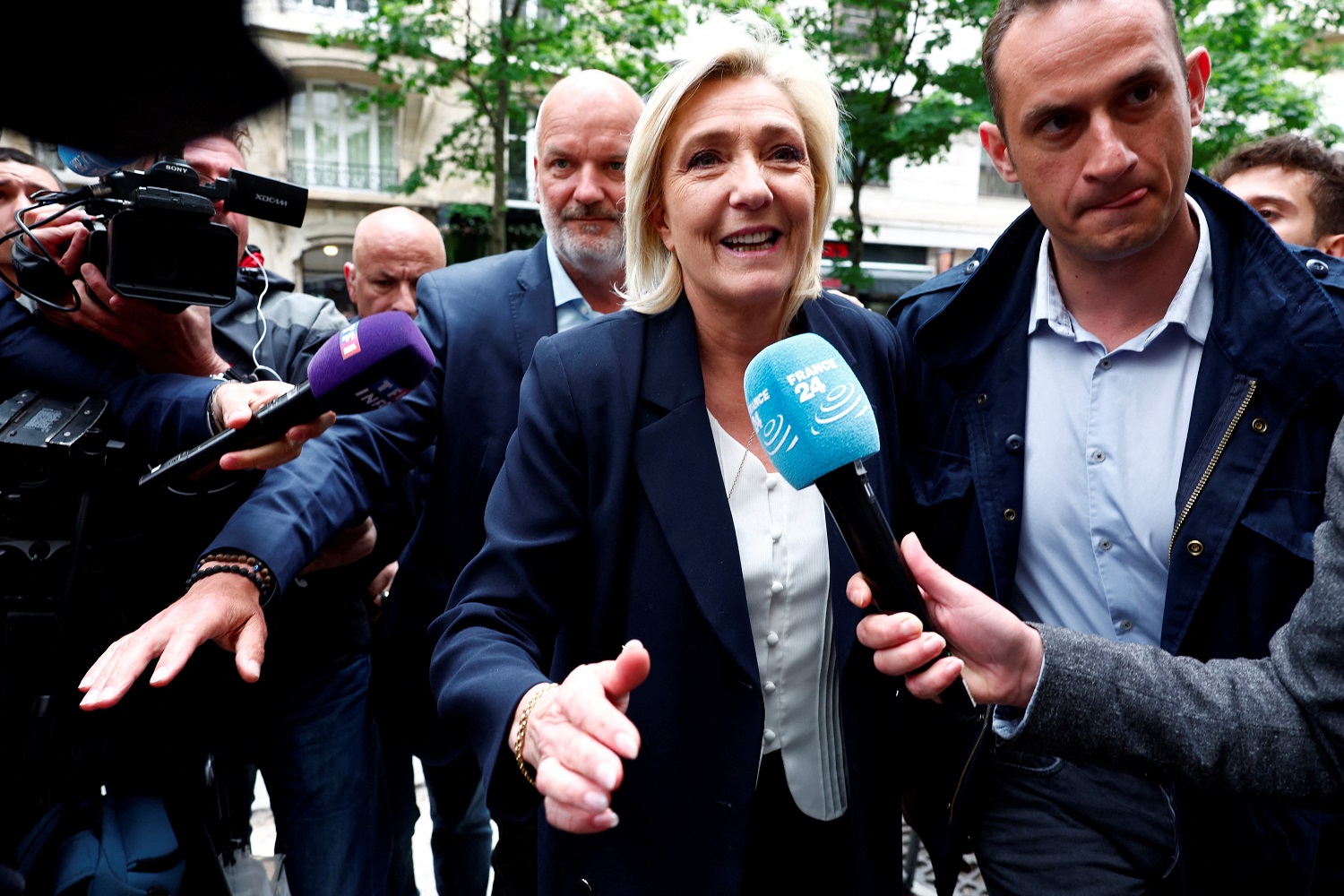 Marine Le Pen é cercada por jornalistas ao chegar à sede do partido RN em Paris (REUTERS/Gonzalo Fuentes)