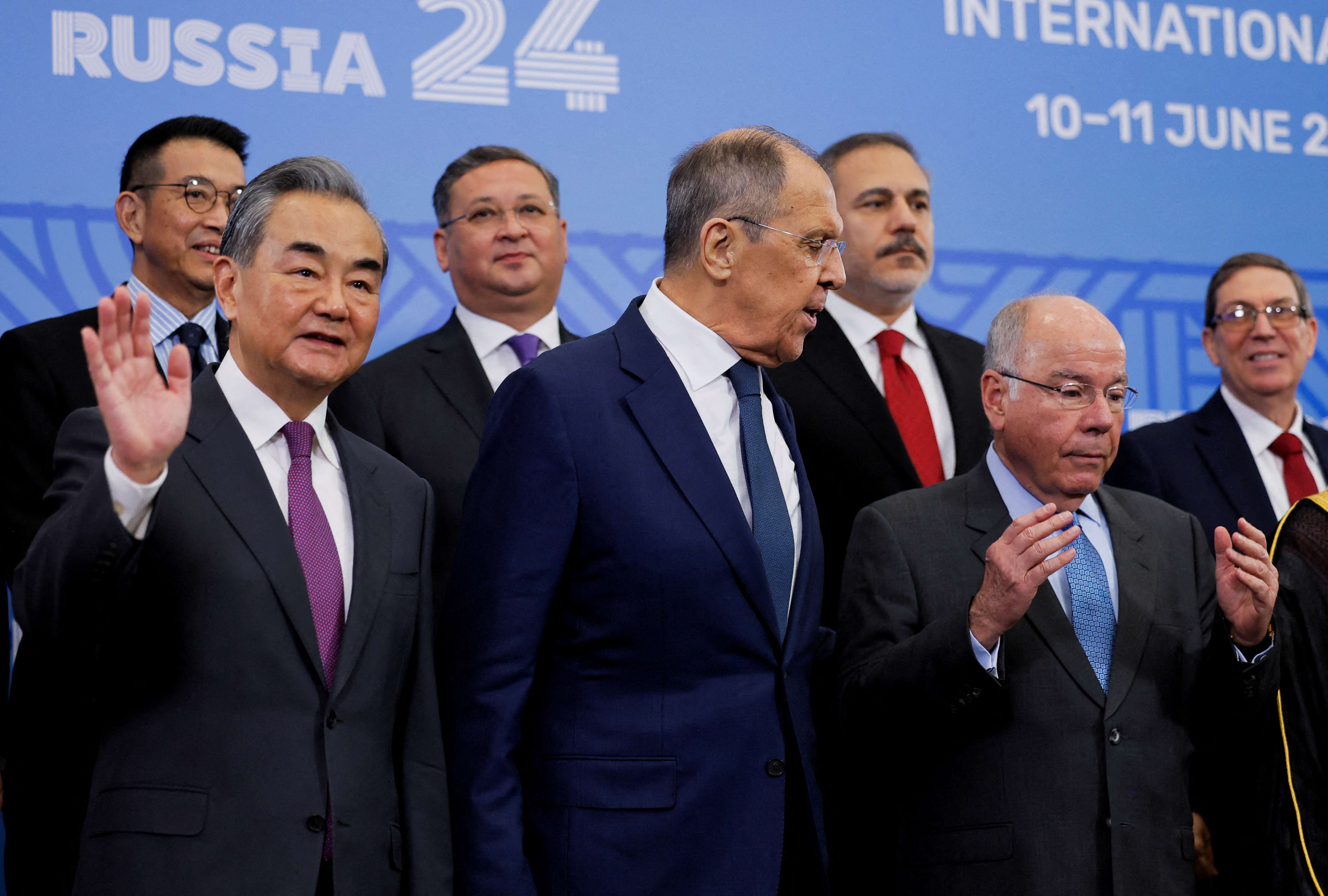 Ministros das Relações Exteriores Wang Yi, Sergei Lavrov e Mauro Vieira em Nizhny Novgorod - 11/6/2024 (Foto: Maxim Shemetov/Reuters)