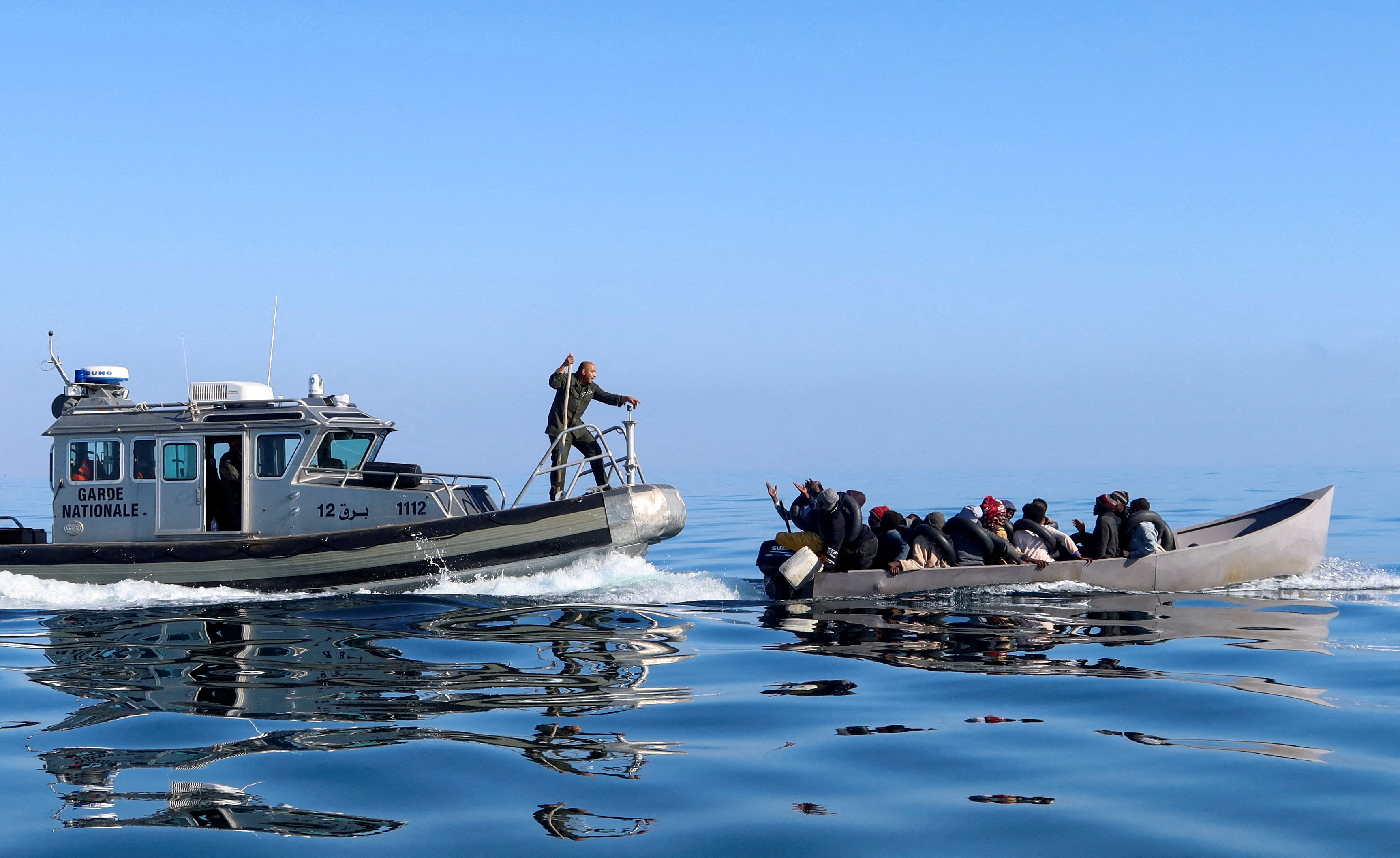 Guarda costeira da Tunísia detém migrantes no mar durante tentativa de cruzar para a Itália (REUTERS/Jihed Abidellaoui)