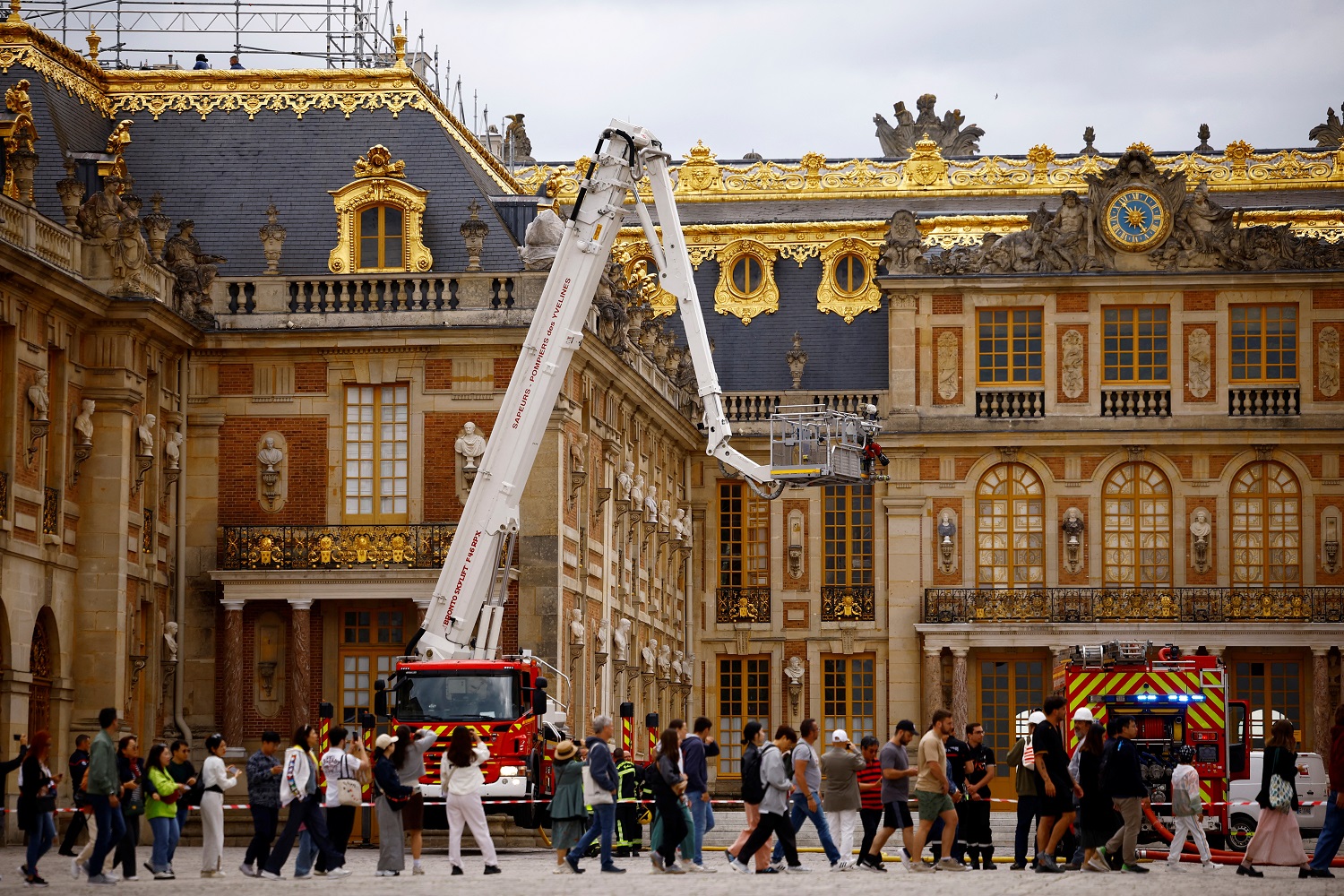 Bombeiros trabalham para controlar fogo no Palácio de Versalhes
 11/6/2024    REUTERS/Sarah Meyssonnier