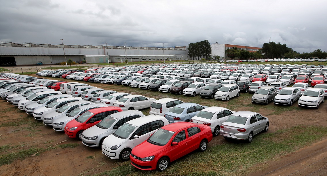 Carros novos estacionados em fábrica da Volkswagen em Taubaté (SP) (REUTERS/Paulo Whitaker)