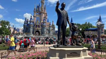 Pessoas se reúnem no parque temático Magic Kingdom antes do desfile "Festival of Fantasy" no Walt Disney World em Orlando, Flórida, EUA, em 30 de julho de 2022 (REUTERS/Octavio Jones/Foto de arquivo)