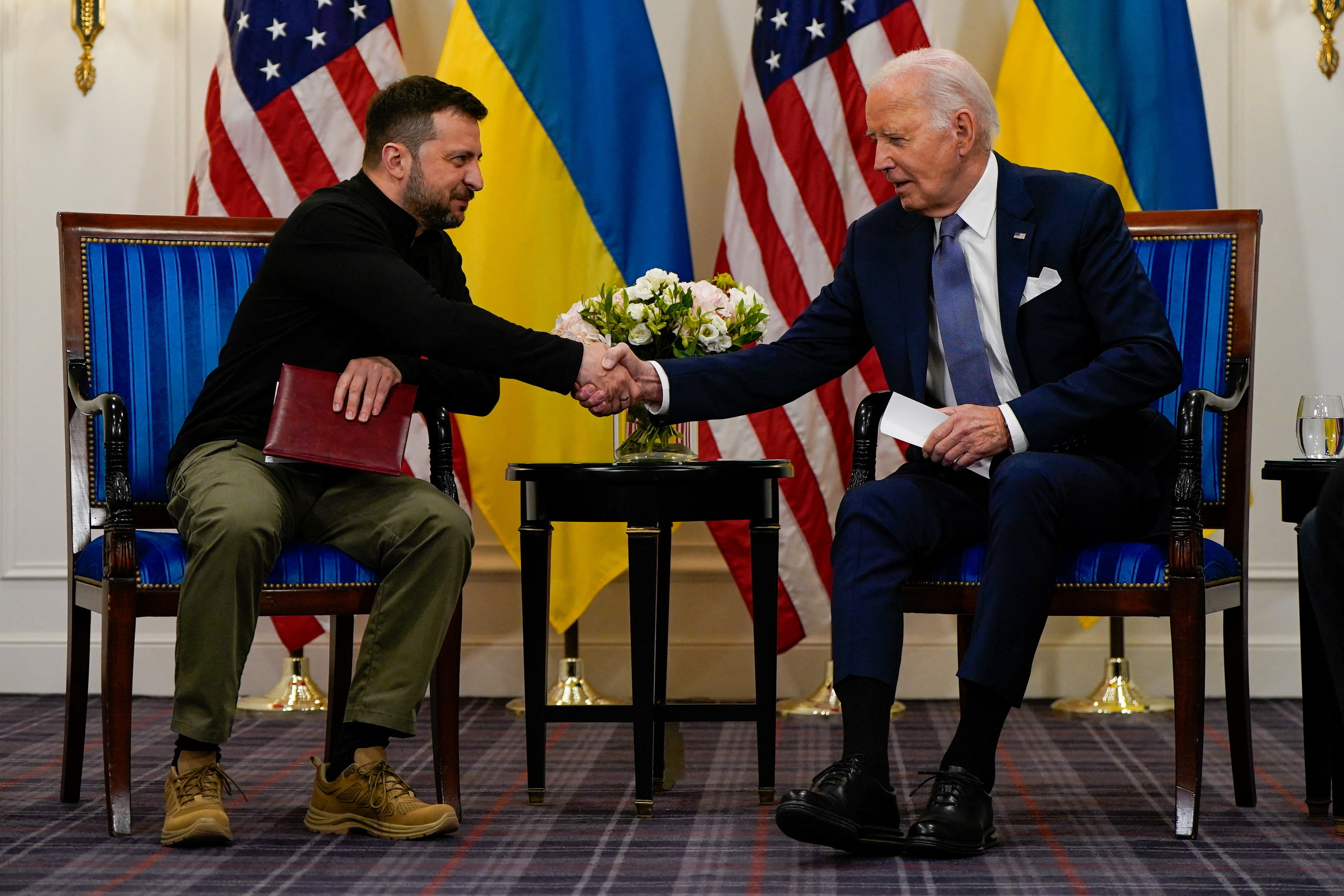 Joe Biden e Volodymyr Zelenskiy em Paris (REUTERS/Elizabeth Frantz)