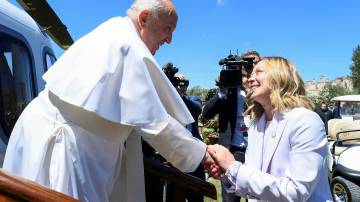 A primeira-ministra italiana, Giorgia Meloni, cumprimenta o Papa Francisco enquanto ele participa da Cúpula do G7, na Itália (Mídia do Vaticano)