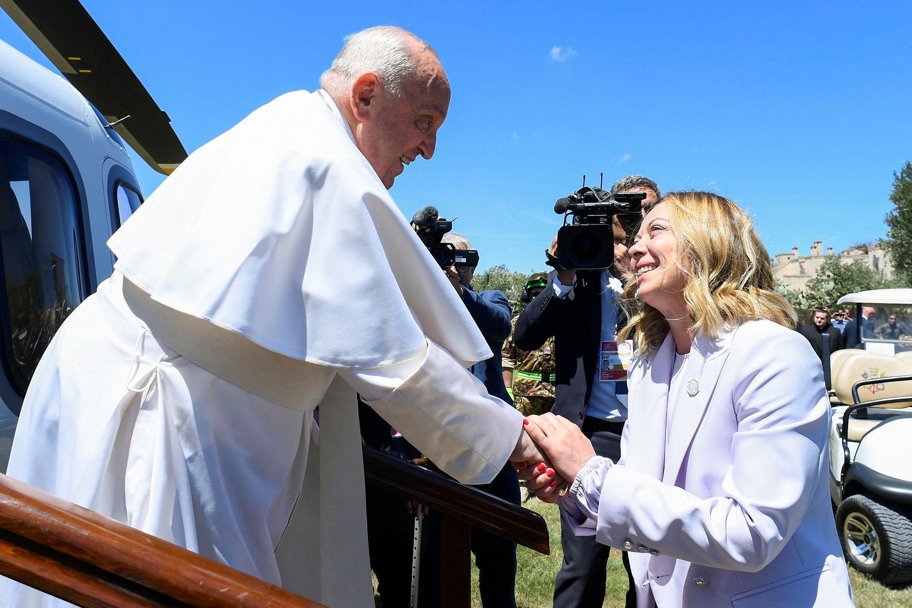 A primeira-ministra italiana, Giorgia Meloni, cumprimenta o Papa Francisco enquanto ele participa da Cúpula do G7, na Itália (Mídia do Vaticano)