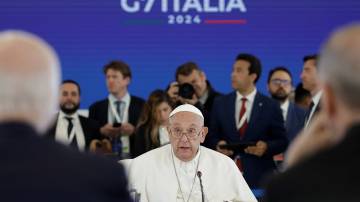 Papa Francisco participa de uma sessão sobre Inteligência Artificial (IA) na cúpula do G7. REUTERS/Louisa Gouliamaki