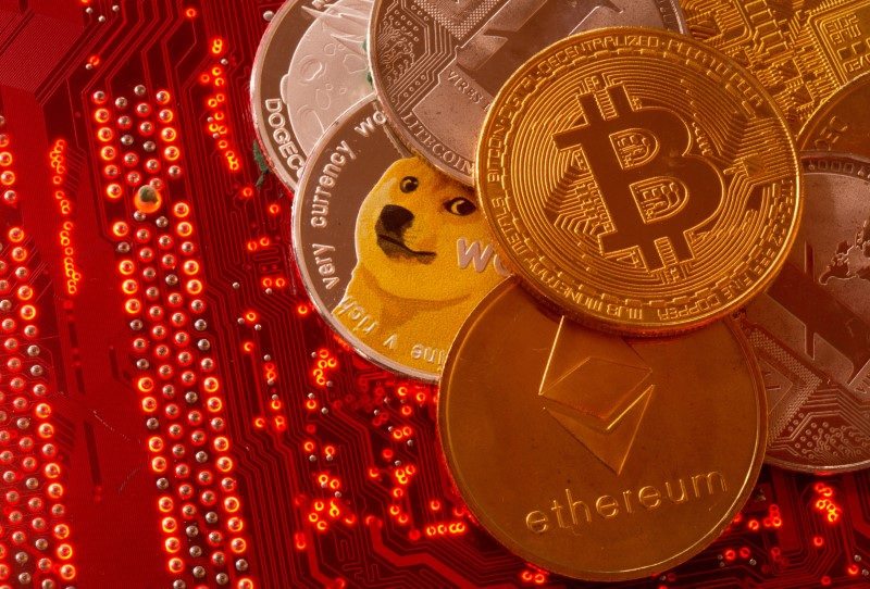 Representações das criptomoedas Bitcoin, Ethereum, DogeCoin, Ripple, Litecoin  e placa de circuitos em imagem ilustrativa
29/06/2021
REUTERS/Dado Ruvic/Illustration/File Photo