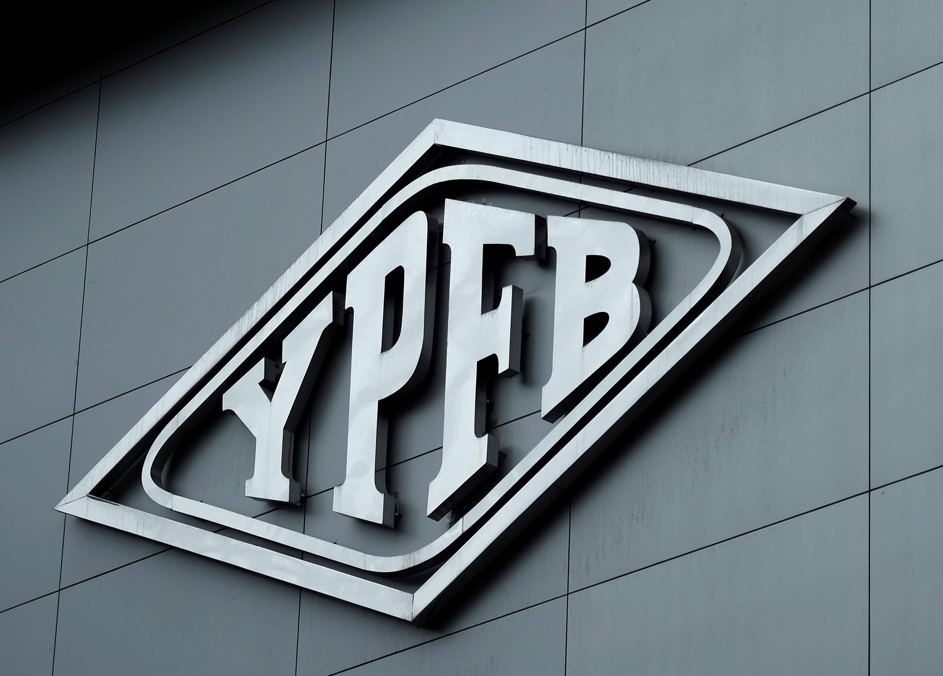 Logo da YPFB (Yacimientos Petrolíferos Fiscales Bolivianos) na sua sede central em La Paz
(Foto: REUTERS/David Mercado)
