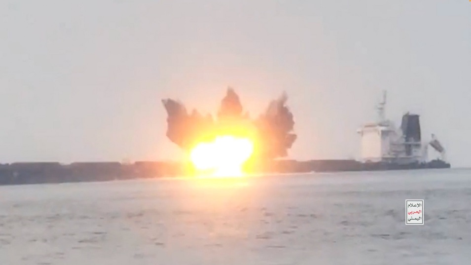 Explosão em navio que os Houthis dizem ser um ataque deles ao MV Tutor, de propriedade grega, no Mar Vermelho, datada de 12 de junho de 2024, nesta captura de tela obtida de um vídeo (HOUTHI MEDIA CENTER/Handout via REUTERS)