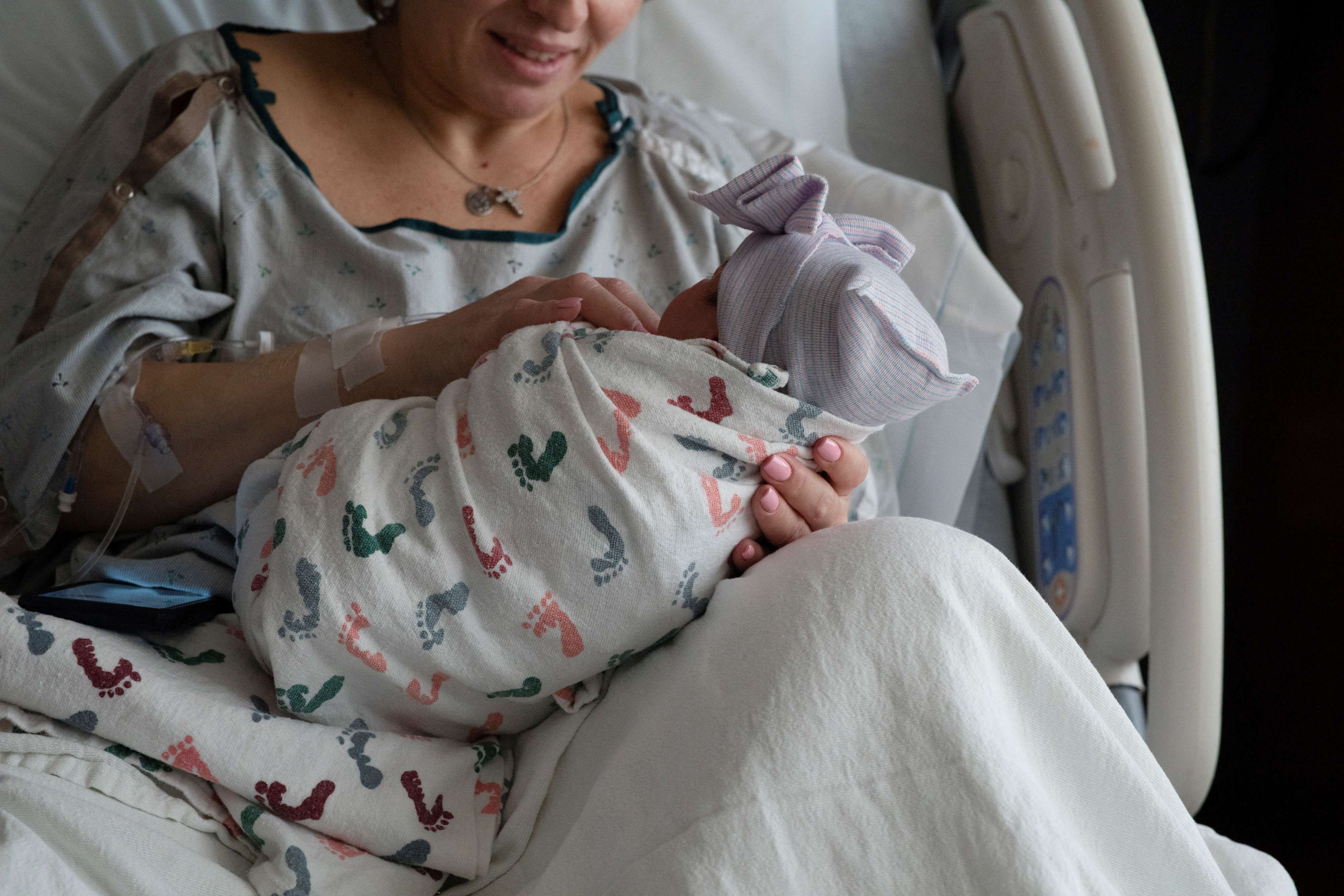 Mulher com seu filho recém-nascido em hospital nos EUA - 01/02/2022 (Foto: Emily Elconin/Reuters)