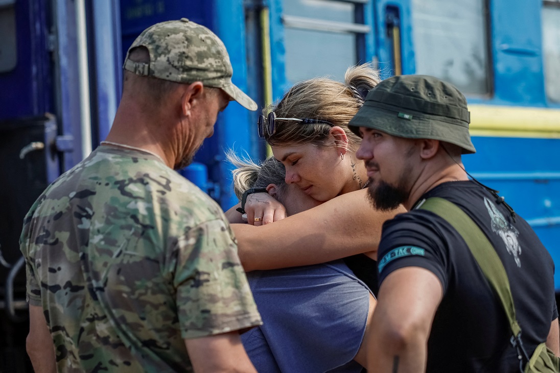 Militares ucranianos encontram entes queridos durante licença, em Kramatorsk (REUTERS/Alina Smutko)