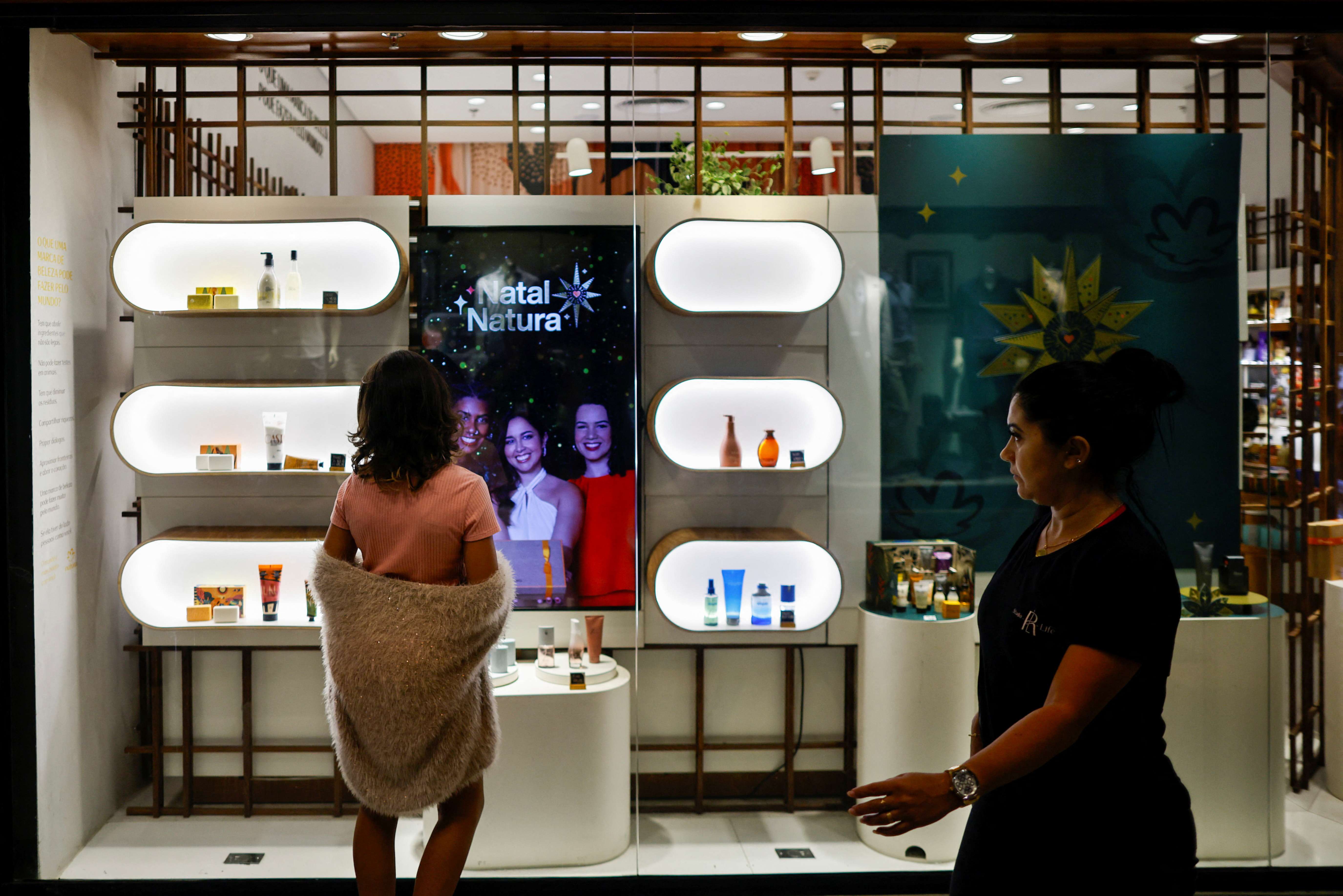 Consumidoras em shopping de Brasília - 29/11/2023 (Foto: Adriano Machado/Reuters)