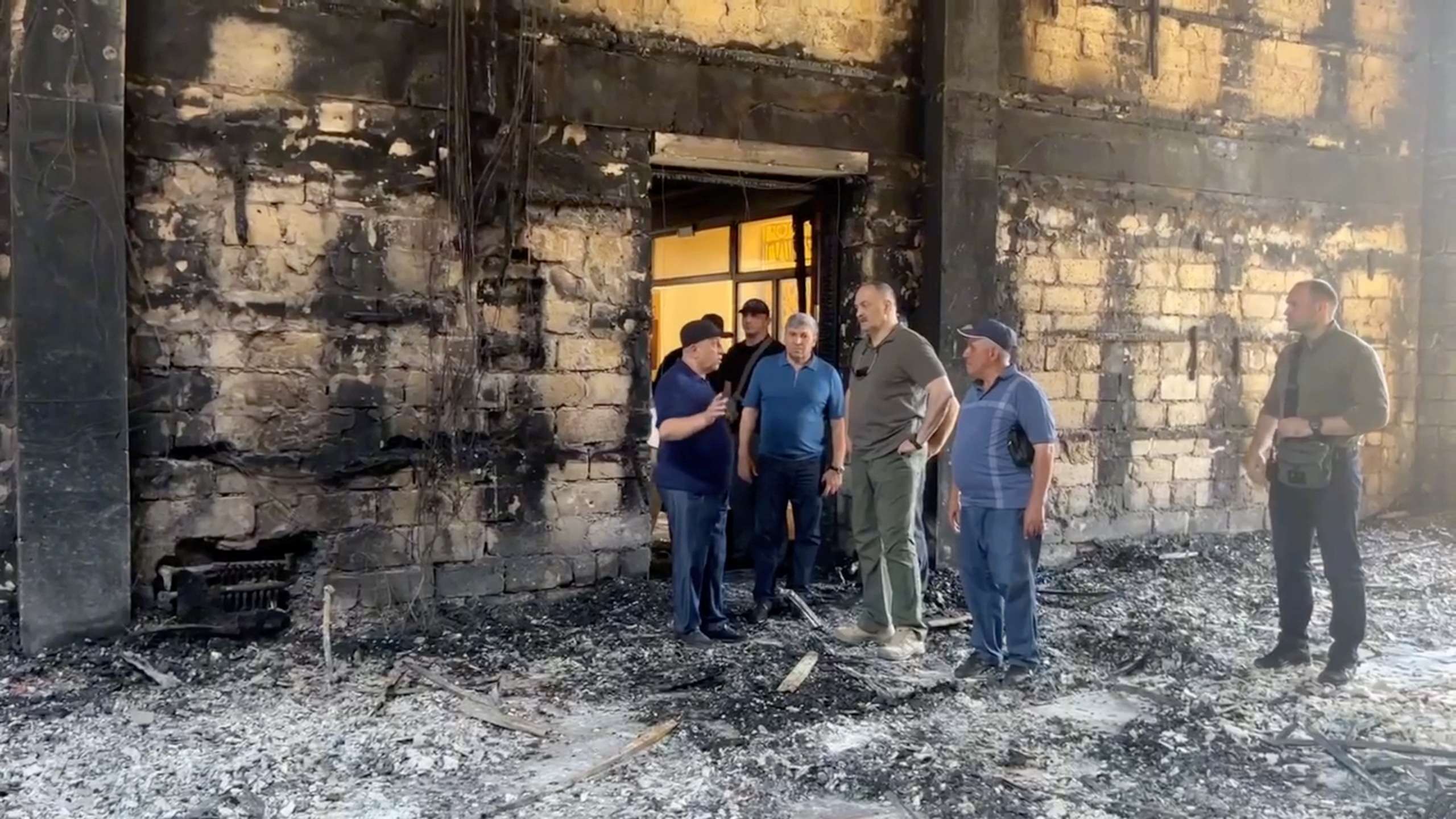 Chefe do Daguestão, Sergei Melikov, visita sinagoga de Derbent após ataques -  24/06/2024 (Foto: Sergei Melikov via Telegram/Handout via Reutsres)