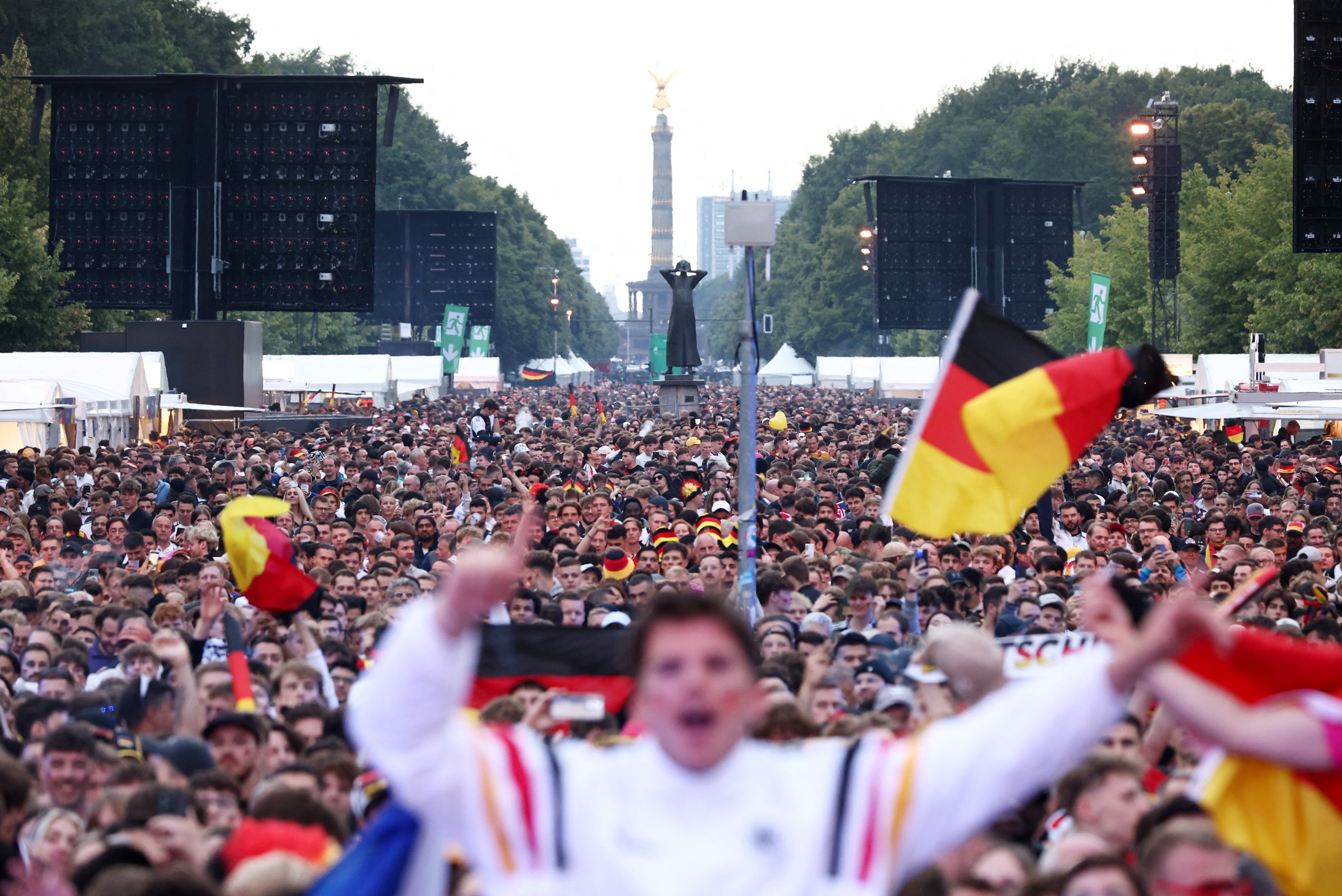 Fußball füllt Hotels in Deutschland, doch die Wirtschaft bleibt insgesamt schleppend
