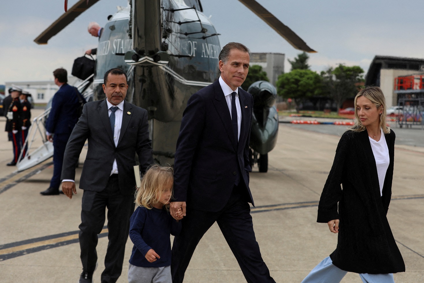 Hunter Biden, sua esposa Melissa Cohen Biden e seu filho Beau saem do Marine One depois que o presidente Joe Biden chega à Base Aérea da Guarda Nacional de Delaware em New Castle (Anna Rose Layden/Reuters)