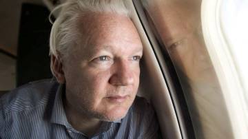 Fundador do WikiLeaks, Julian Assange, olha pela janela do avião enquanto se aproxima do aeroporto de Bangkok para uma escala, de acordo com a postagem do WikiLeaks no X, nesta imagem divulgada nas redes sociais em 25 de junho de 2024. (Wikileaks via X/via REUTERS)