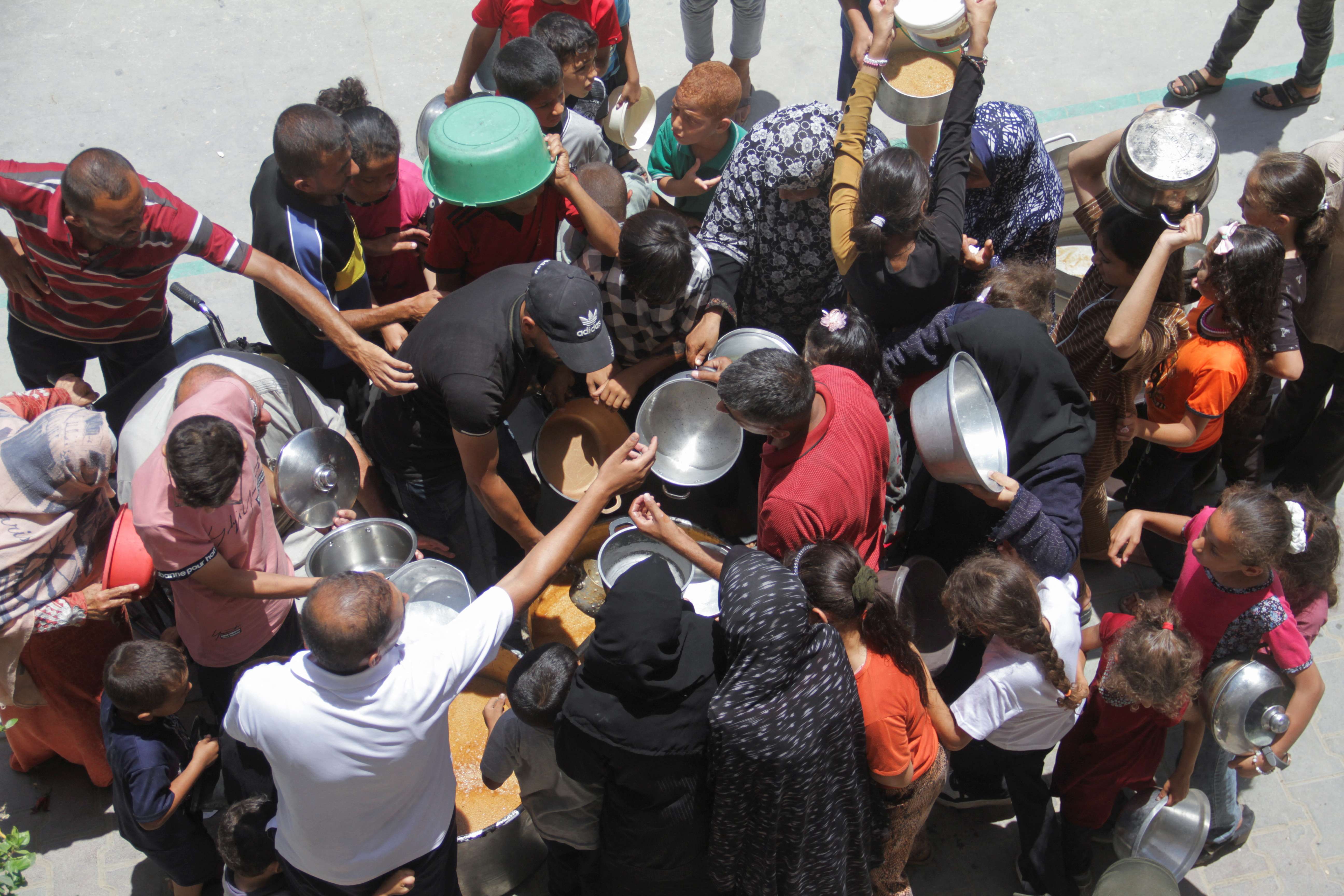 Palestinos em busca de comida no norte de Gaza - 19/6/2024 (Foto: Mahmoud Issa/Reuters)