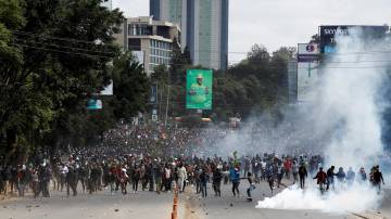 Manifestantes protestam contra legislação que eleva impostos, em Nairóbi, Quênia (REUTERS/Monicah Mwangi)