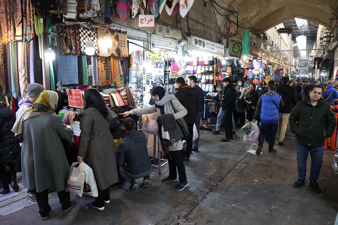 Iranianos no Tehran Bazaar (Majid Asgaripour/West Asia News Agency/via REUTERS)