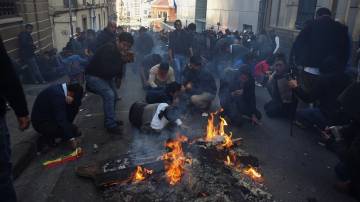 Manifestantes deitaram-se enquanto enfrentavam militares bolivianos enquanto o presidente da Bolívia, Luis Arce, "denunciava a mobilização irregular" de algumas unidades do exército do país em La Paz, Bolívia, 26 de junho de 2024. REUTERS/Claudia Morales