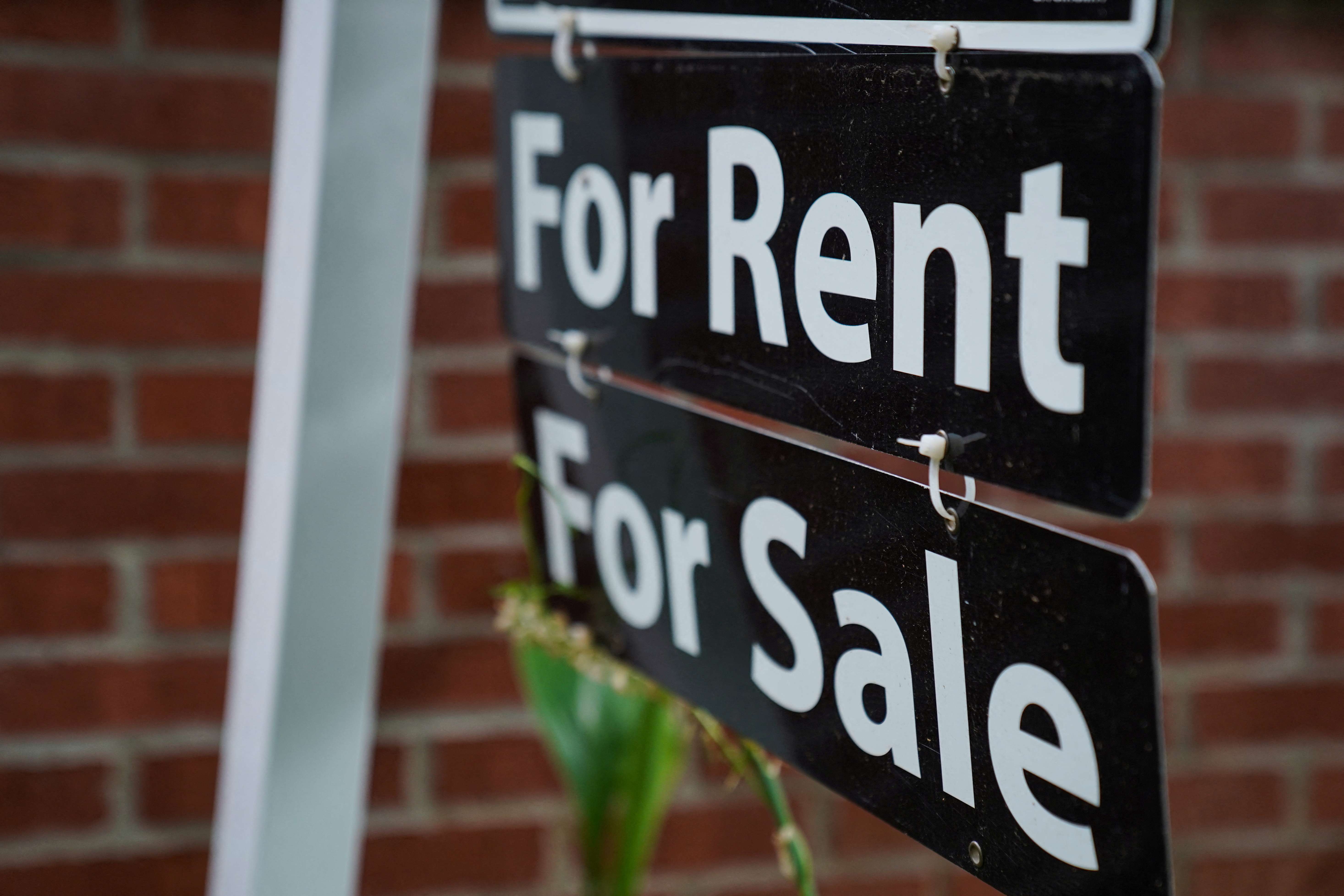Anúncio de venda e aluguel de casa em Washington  *Foto: Sarah Silbiger/Reuters)