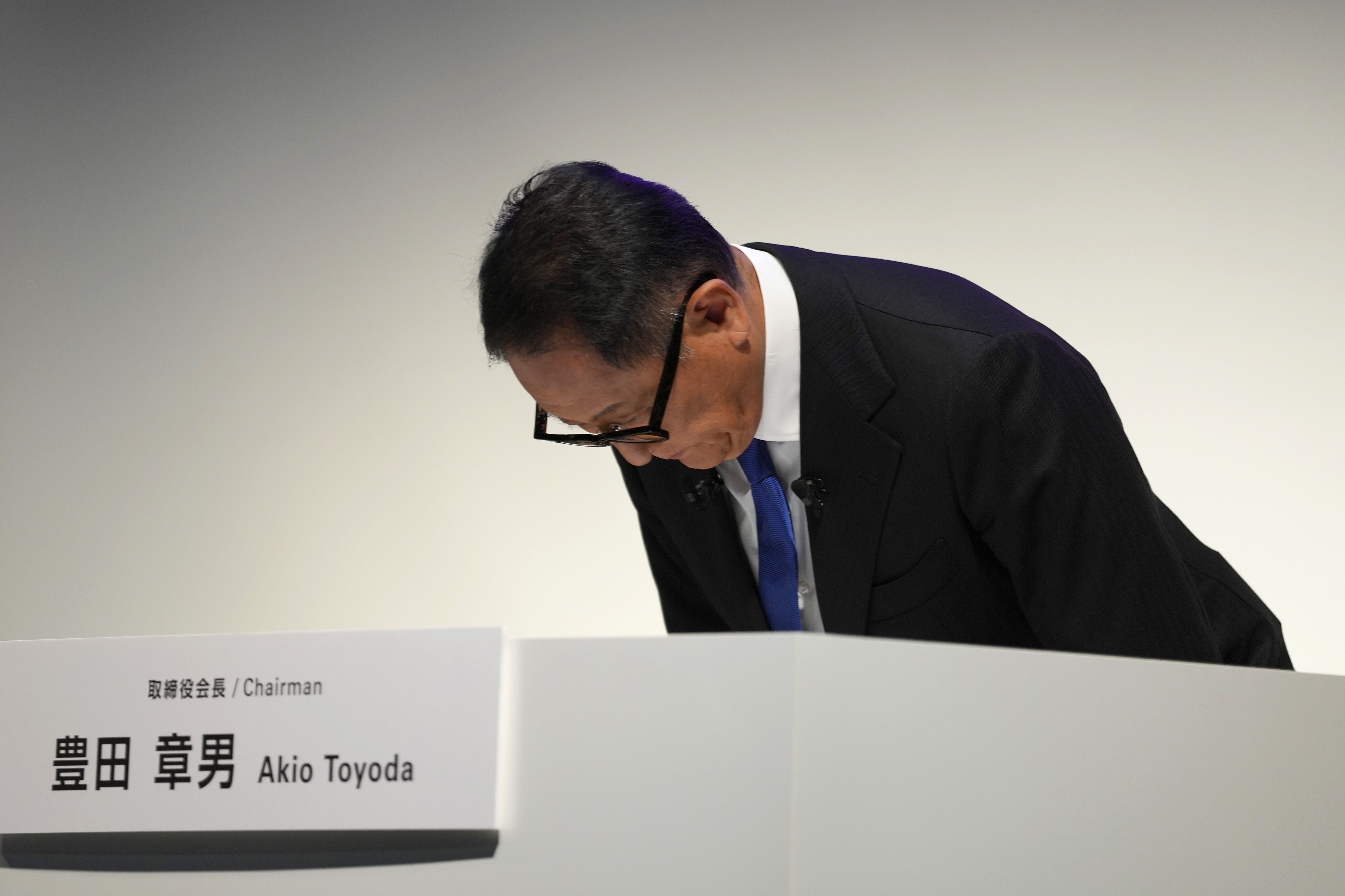 Akio Toyoda faz uma reverência durante uma coletiva de imprensa em Tóquio, em 3 de junho. (Fotógrafo: Toru Hanai/Bloomberg)