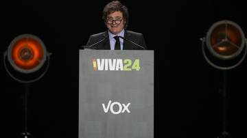 Javier Milei discursa em evento organizado pelo partido de extrema direita Vox em Madri em 19 de maio Foto: Paul Hanna/Bloomberg