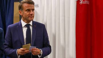 Emmanuel Macron durante votação para o Parlamento Europeu em Le Touquet, em 9 de junho (Hannah McKay/AFP/Getty Images)