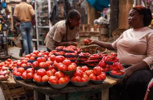 Vendedora de tomates e pimentões no mercado Yaba em Lagos, Nigéria. (Foto: Benson Ibeabuchi/Bloomberg)