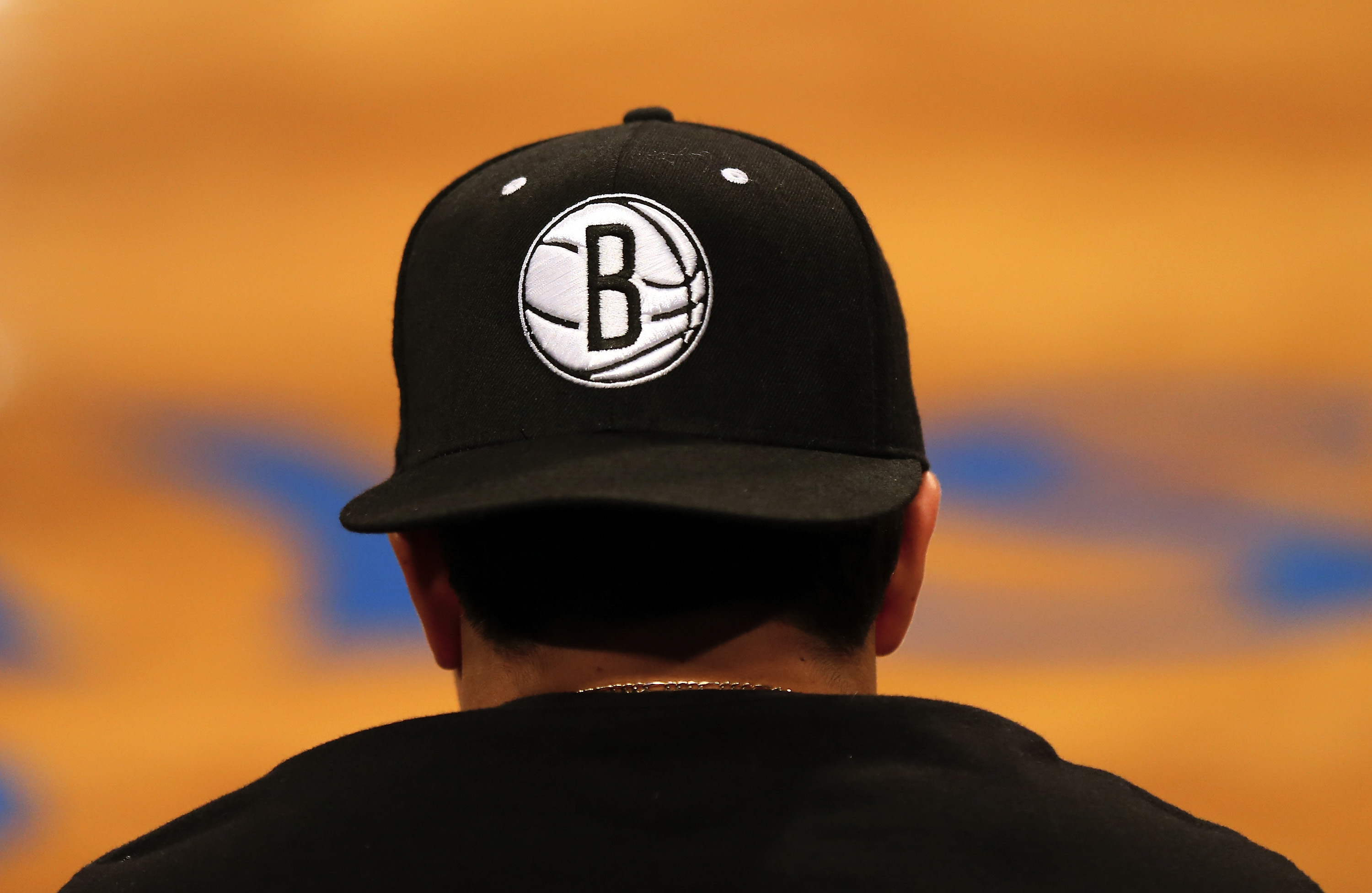 Logotipo do Brooklyn Nets em um boné durante o jogo contra o Washington Wizards durante uma partida da pré-temporada no Barclays Center em Nova York (Elsa/Getty Images)