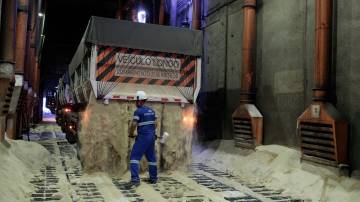 Trabalhador descarrega açúcar de um caminhão no terminal da Copersucar em Santos, Brasil (Patricia Monteiro/Bloomberg)