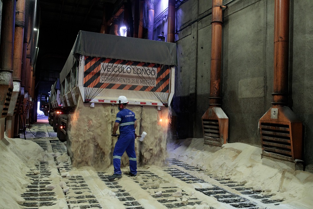 Trabalhador descarrega açúcar de um caminhão no terminal da Copersucar em Santos, Brasil (Patricia Monteiro/Bloomberg)