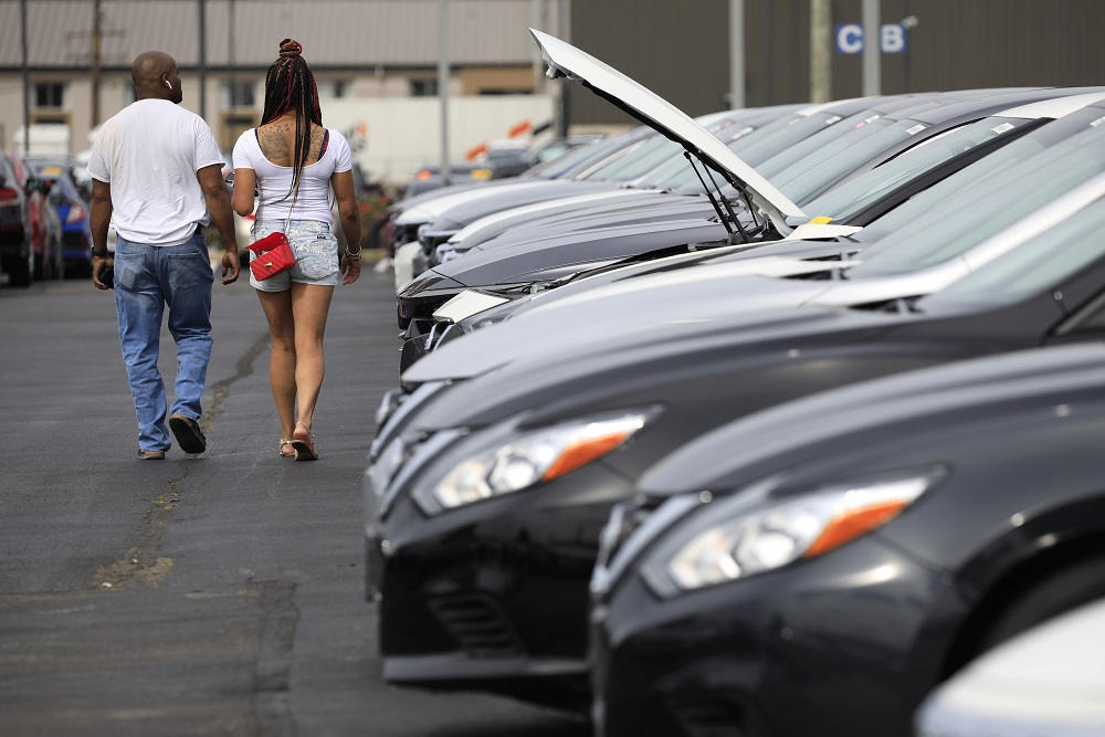 Clientes compram veículos usados em uma concessionária em Louisville, Kentucky (Luke Sharrett/Bloomberg)