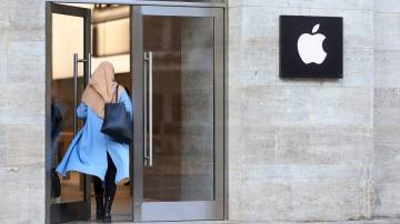 Um comprador entra em uma loja da Apple na Black Friday em Berlim, Alemanha (Krisztian Bocsi/Bloomberg)