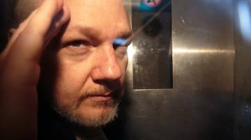 Julian Assange sai do Tribunal de Southwark em uma van de segurança após ser sentenciado em Londres, Inglaterra, em 1º de maio de 2019. Fotógrafo: Jack Taylor/Getty Images Europe