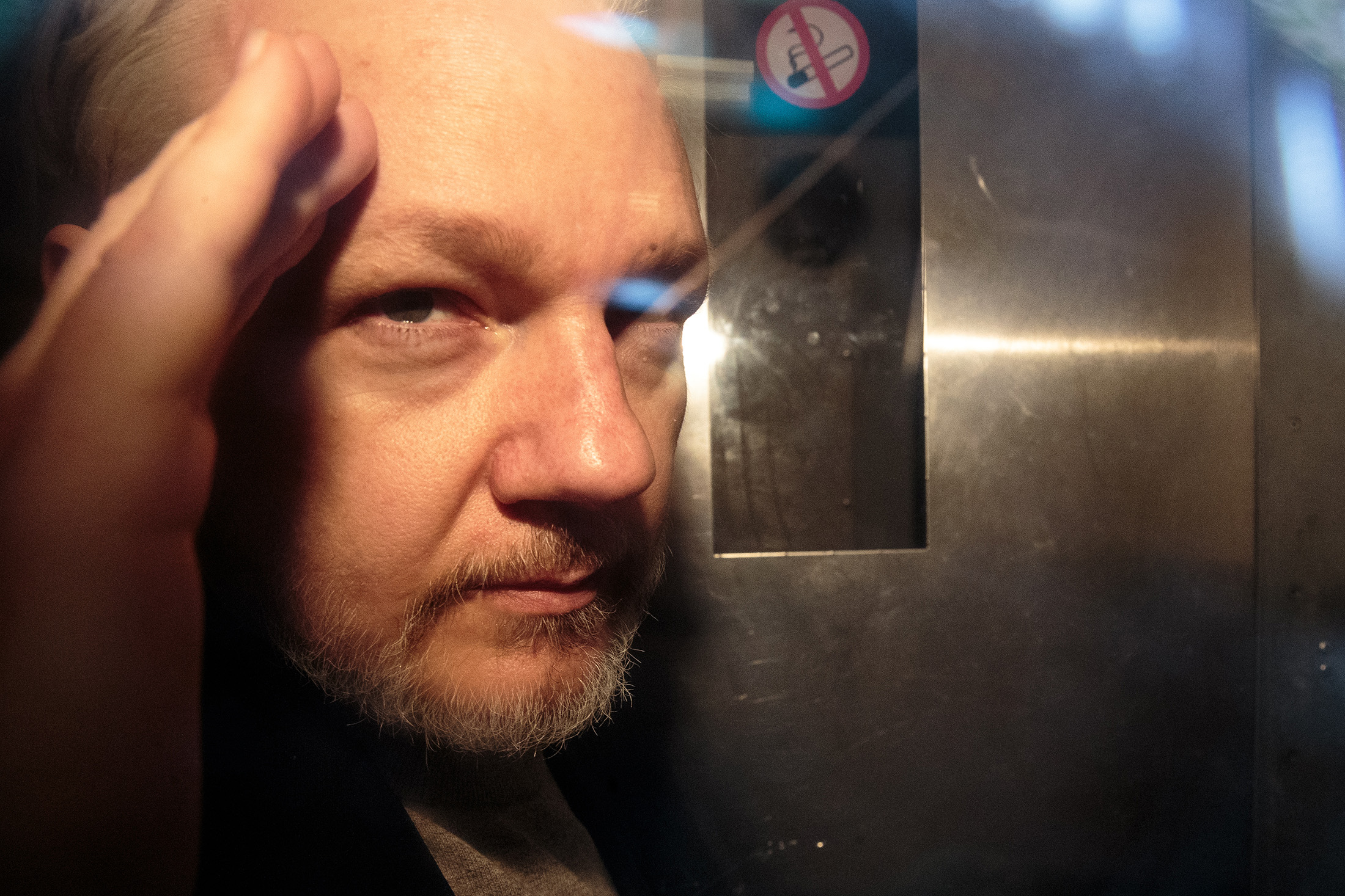Julian Assange sai do Tribunal de Southwark em uma van de segurança após ser sentenciado em Londres, Inglaterra, em 1º de maio de 2019. Fotógrafo: Jack Taylor/Getty Images Europe