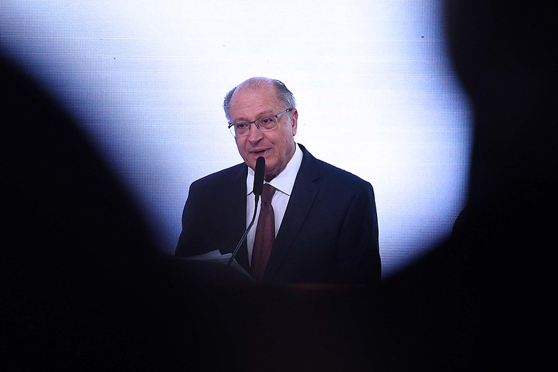 Taxar armas com imposto seletivo é um “equívoco”, diz Alckmin