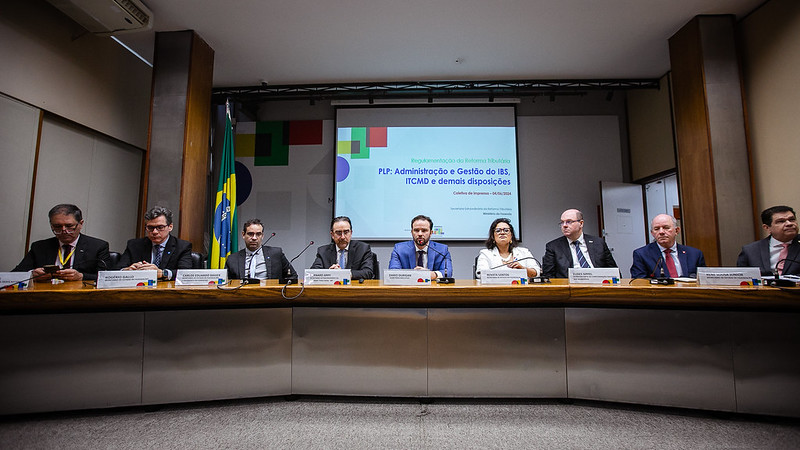 Integrantes do Ministério da Fazenda concedem coletiva de imprensa sobre o 2º Projeto de Regulamentação do novo Sistema de Tributação do Consumo (Foto: Washington Costa/MF)