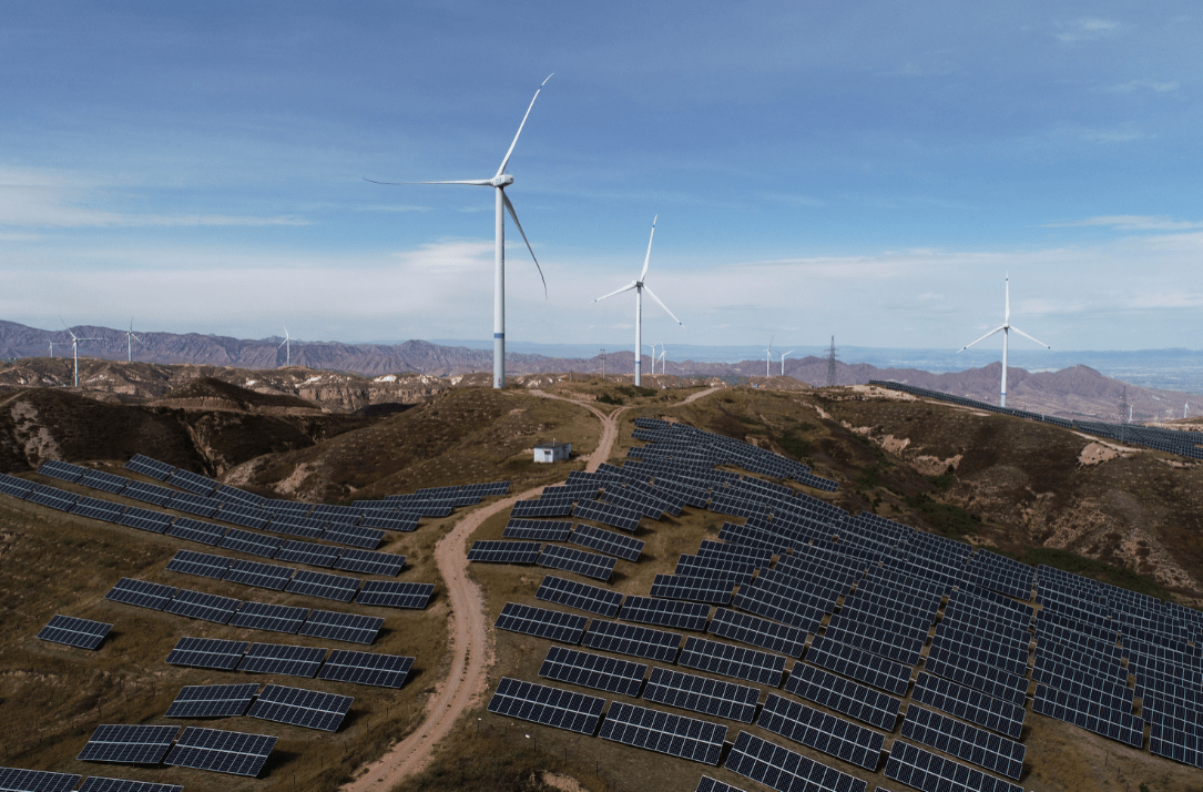 Parque híbrido, com turbinas eólicas e painéis fotovoltaicos, em empreendimento da Spic em Zhangjiakou (REUTERS)

