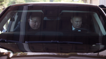 Vladimir Putin e Kim Jong Un durante passeio em Pyongyang