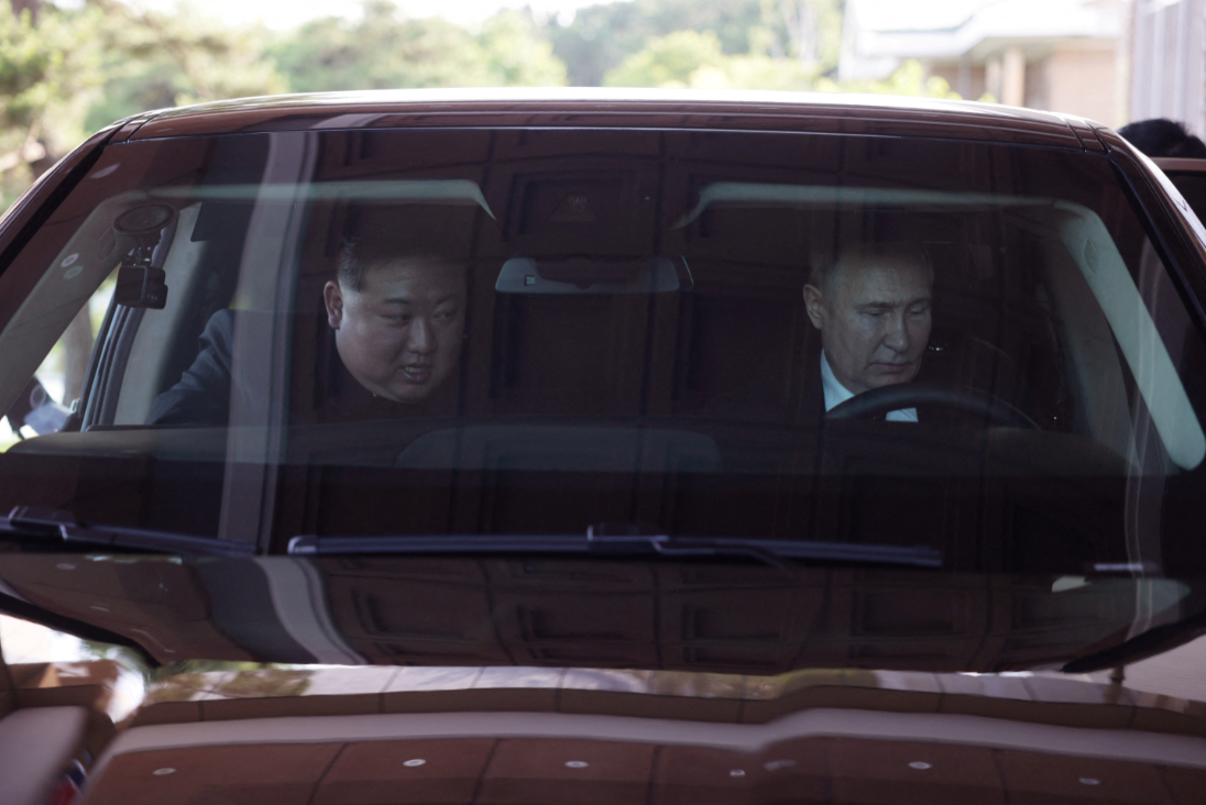 Vladimir Putin e Kim Jong Un durante passeio em Pyongyang