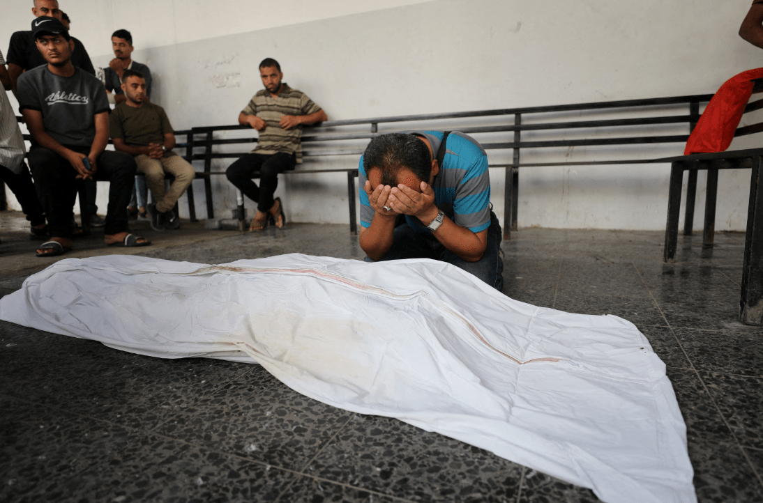 Homem chora durante funeral de diretor dos serviços de ambulância e emergência de Gaza, morto em ataque israelense (24/06/2024 REUTERS/Dawoud Abu Alkas)

