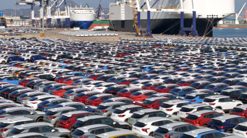 Carros para exportação em porto da China